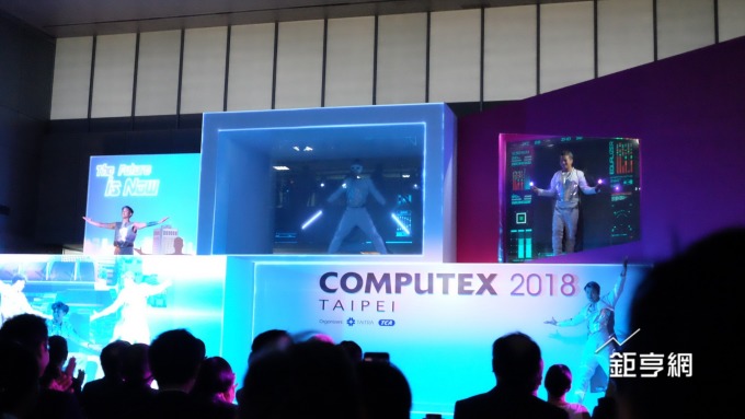 2018 台北國際電腦展今天開展，以 5G、AI 等主題的新科技表演揭開序幕。（鉅亨網記者黃雅娟攝）