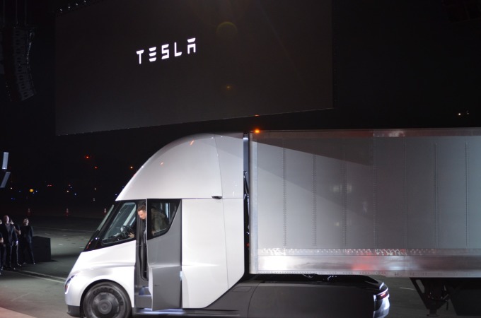 無人駕駛電動卡車可能是解決司機不足的靈丹,但還要好幾年才能實現 (圖:AFP)