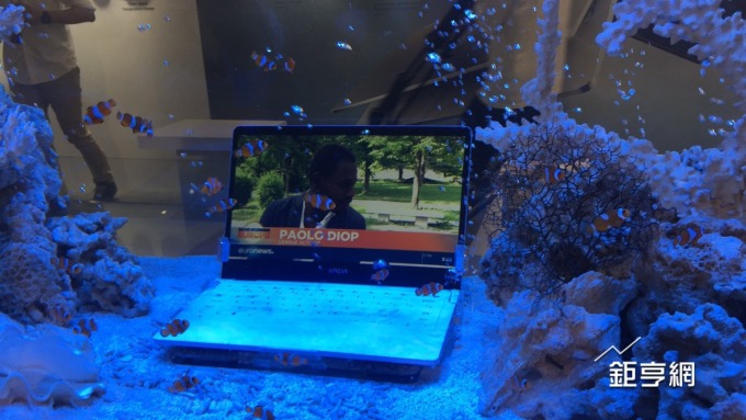 和碩新發表的防水筆電，在魚缸裡面仍可以正常播放影片。（鉅亨網記者黃雅娟攝）