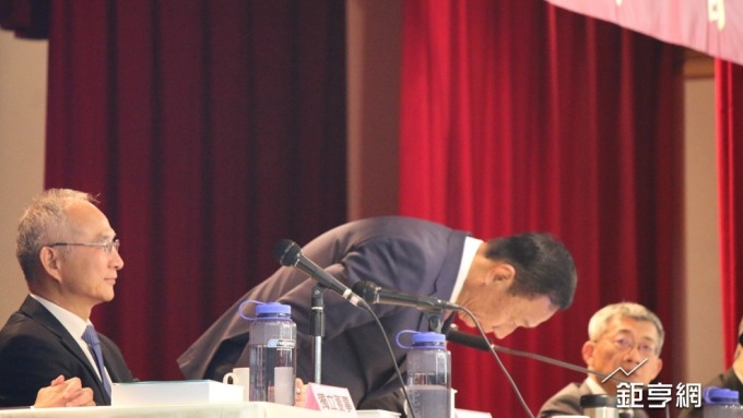 〈鴻海股東會〉逾90歲小股東半年賠4000多萬 郭董致歉沒有做好