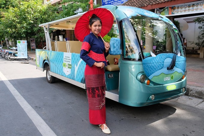 每列車都會有漂亮的泰北女孩隨車解說，身上穿的傳統服飾也美極了。