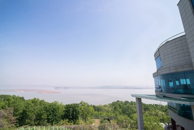 在江華和平展望台近距離和北韓接觸。