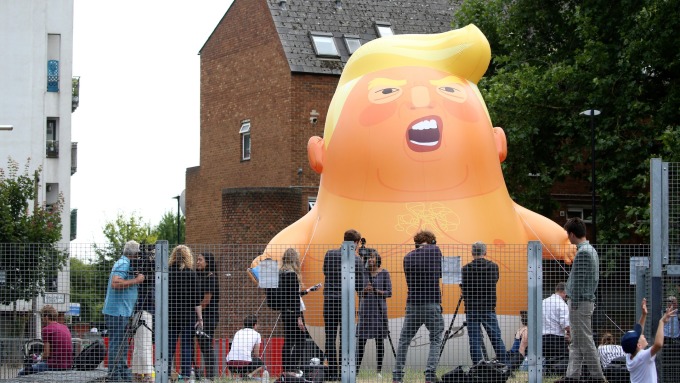 抗议民众集资制做的「川普婴儿」(trump baby)气球.(图:afp)