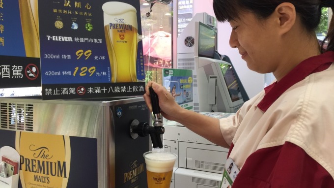 7-ELEVEN引進日本三得利生啤酒機(店員確認顧客須年滿18歲才會販售)。(圖：統一超提供)