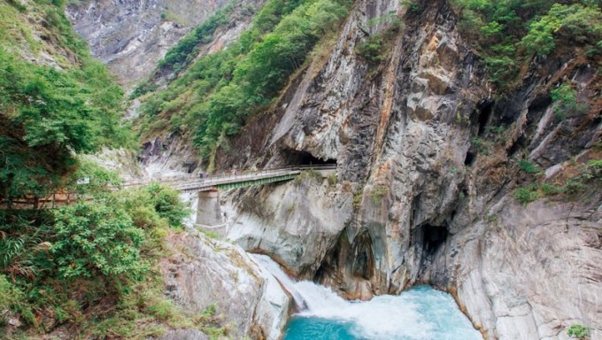 橫跨塔次基里溪的白楊橋，橋下激流與深潭，呈現白楊步道峽谷壯麗景觀。(攝影者．陳鴻文)