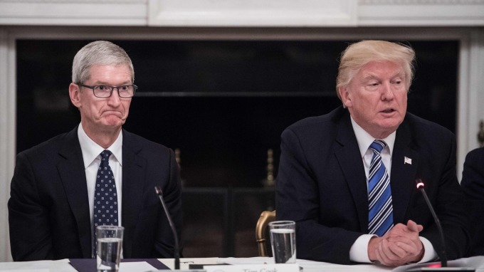 蘋果CEO庫克(左)與川普(圖:AFP)