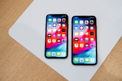  iPhone Xs Max （右） and iPhone Xs 