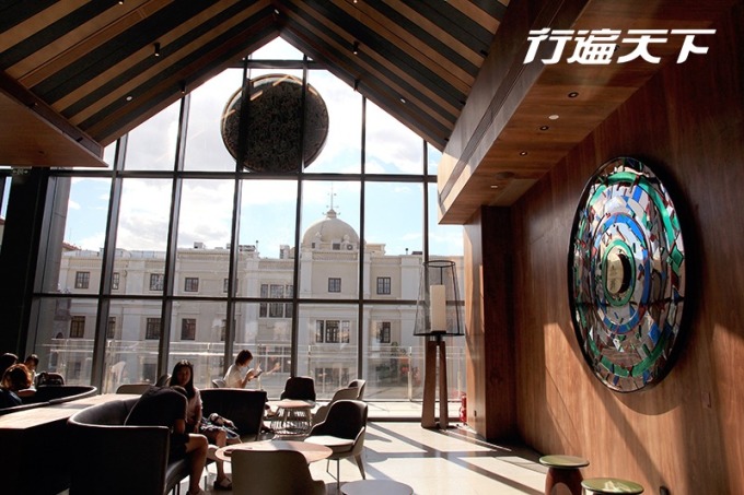 北京坊的星巴克臻選夏天才開幕，3樓除了賣特調酒飲和咖啡調酒，也設有戶外長廊通往PageOne書店。