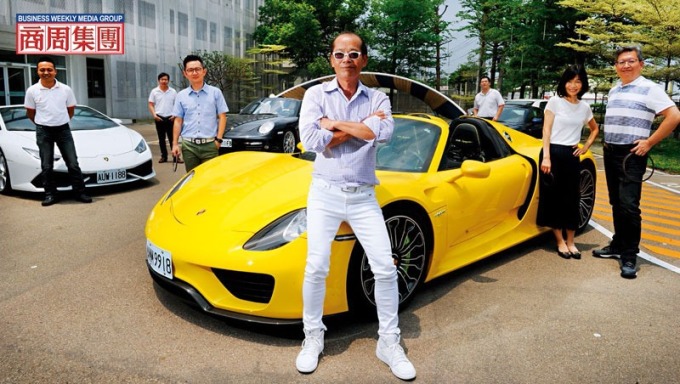前往全拓採訪時,從高鐵站往返廠區搭的就是吳崇讓(圖中)身後的超跑,由於每輛車都用全拓產品,也是打業形象的好話題。(攝影者.程思迪)