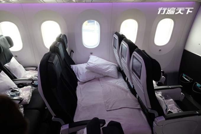 讓人驚豔的空中沙發臥艙是紐西蘭航空首創，之後其他航空也陸續推出。