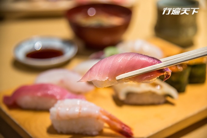 弁慶廻轉壽司握製當季海產，如鰤魚、南蠻甜蝦、干貝、星鰻，是新潟當地人相當熱愛的名店。