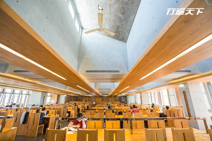 文青族當然不能錯過全台最美的龍岡圖書館，大量原木打造如美術館的質感，帶給旅人完美視覺饗宴