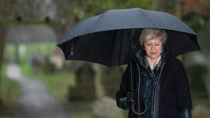 梅伊推迟脱欧协议投票 英镑跌幅加剧