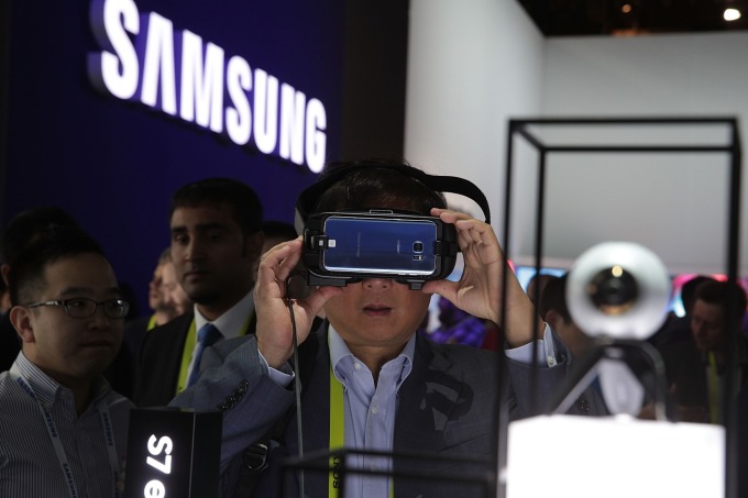 SAMSUNG Gear VR (圖片來源:AFP)