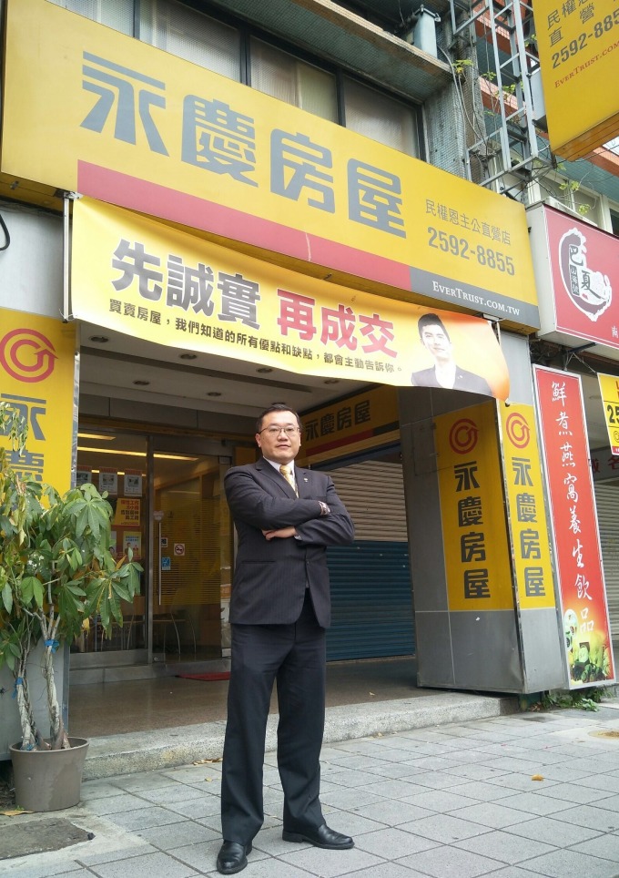 蕭智仁開創人生第二高峰，四年升任店長。（永慶房屋提供）