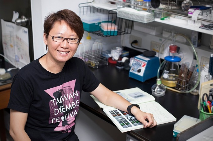 本文專訪中研院植物暨微生物學研究所的副研究員──王昭雯,認識攸關胖瘦與生存的「油滴」(Lipid droplets)。 攝影│張語辰