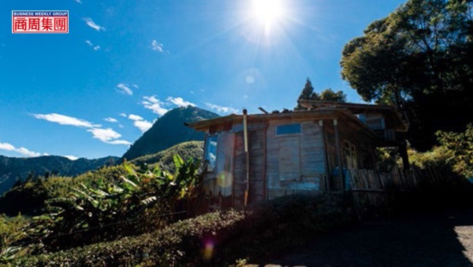 簡嘉文以二次材打造積木茶屋,不僅可飽覽鄒族聖山塔山全景,還能將雲海、夕陽與彩虹等美景盡收眼底。(攝影者.劉煜仕)