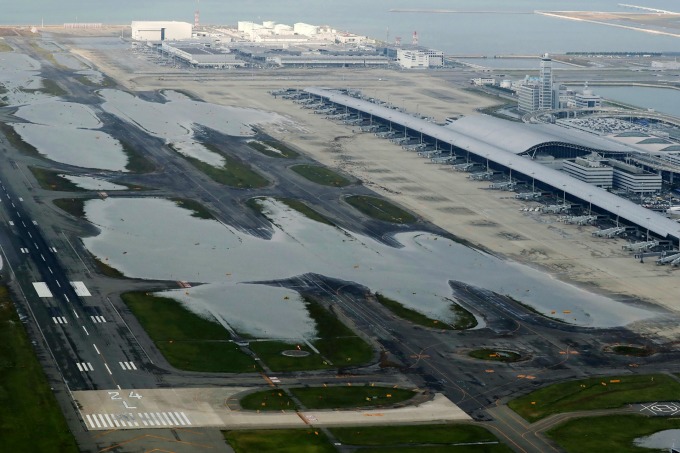 遭水淹的日本關西機場 (圖:AFP)