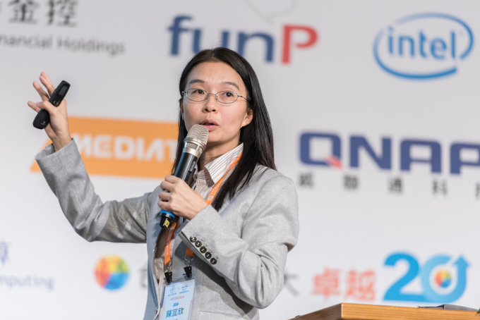 「情緒,是社群網站上的一種特性,也是可供機器學習的資料」陳宜欣強調。 照片來源│2017 台灣人工智慧年會 X 台灣資料科學年會
