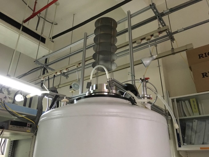 液態氮與液態氦容器的真空保溫容器。操作時「稀釋冷凍機」是由上方置入，外圍的液態氦與液態氮可以隔絕室溫熱輻射，並提供 4.2K 的溫度。 攝影│張語辰