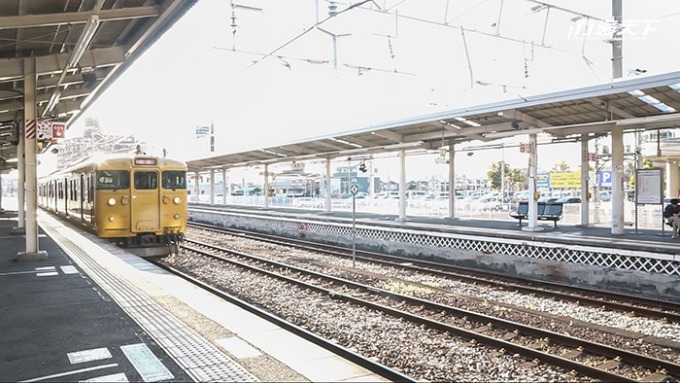 在倉敷站能遇見的可愛小黃列車。