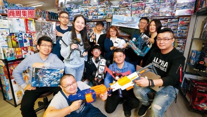 萬年東海總經理劉曉威(右1)因要維持懷舊感,實體店鋪仍保持老舊樣子,但背後養出一批有電商腦的顧問員工。(攝影者.駱裕隆)