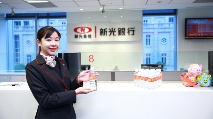 春節上班首日 新光銀贈金庫加持發財水
