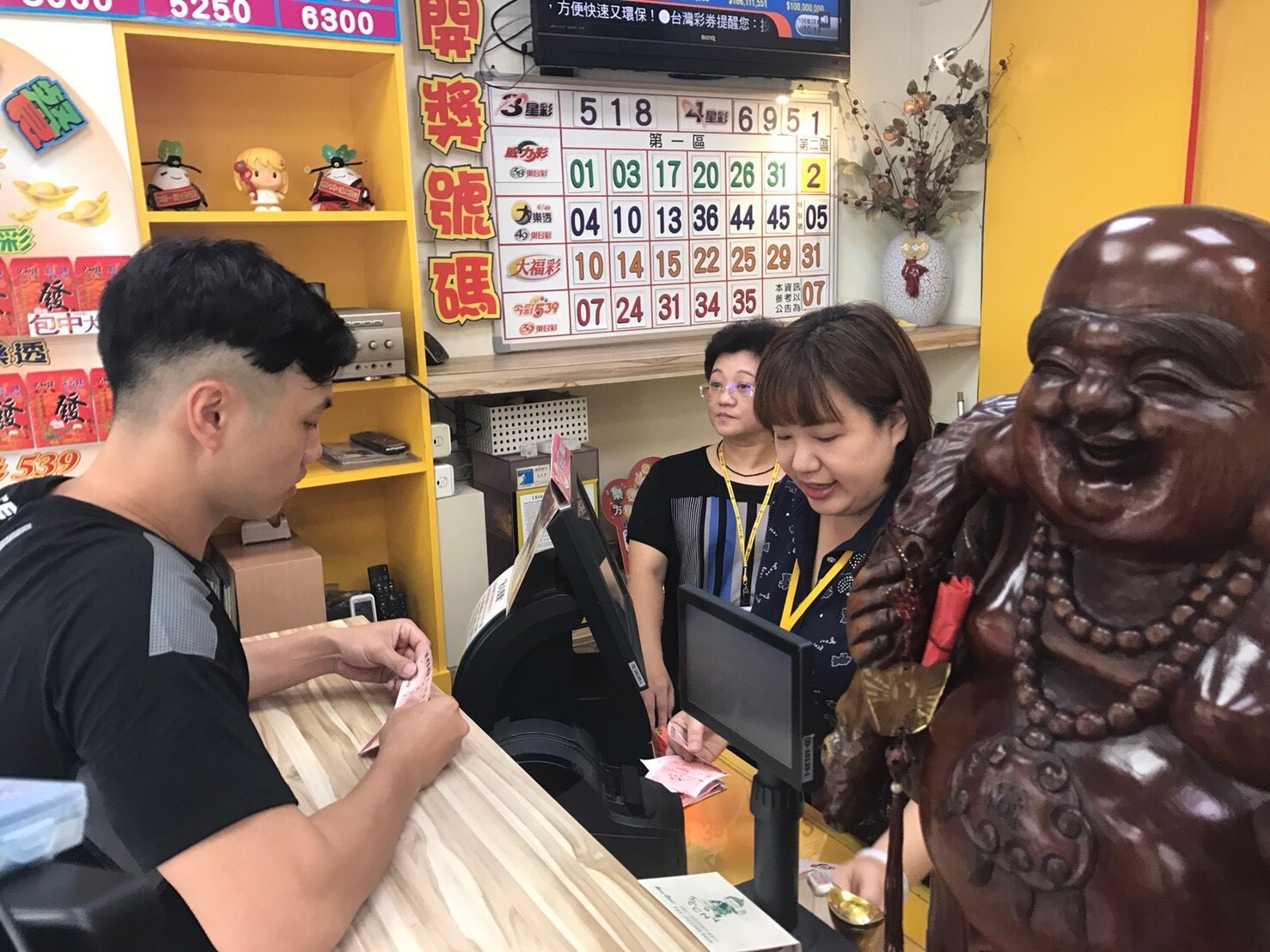 ▲財政部宣布,開放現金儲值悠遊卡買公益彩券,但聯名卡及學生卡還不行。(圖/NOWnews資料照)