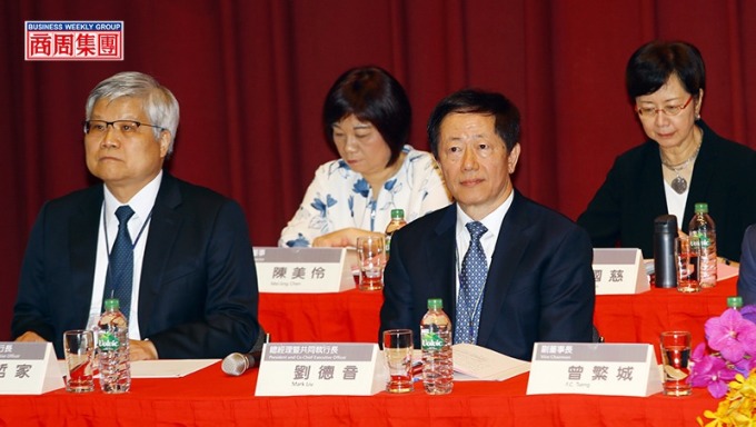 劉德音(右2)與魏哲家(左1)去年接任台積電董事長與總裁,雖採漸進式接班,上任後仍遇逆風。(攝影者.楊文財)