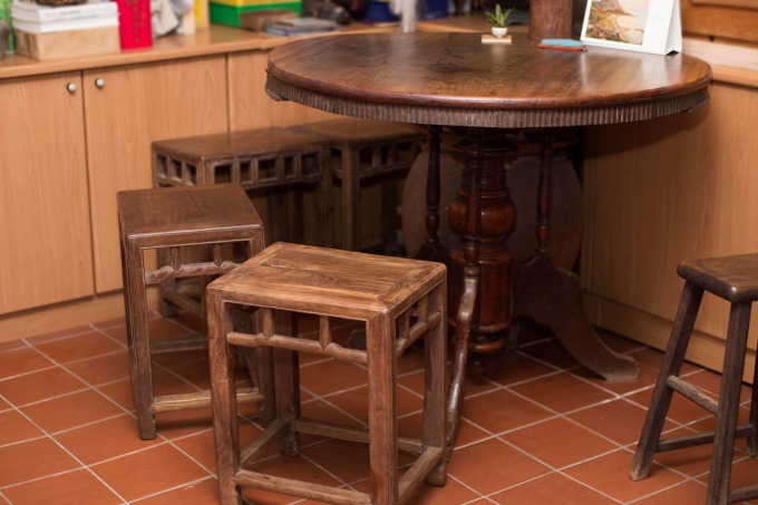 舊家具啟發了余舜德的研究興趣，直到現在他的研究室中，仍然擺著好幾張很有歲月痕跡與韻味的舊桌椅。 攝影│張語辰