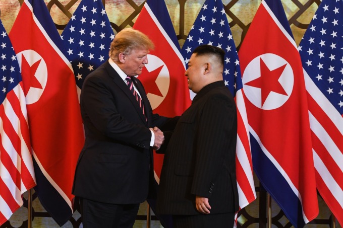 川普和金正恩握手寒暄。(圖:AFP)