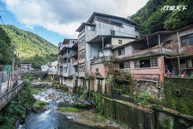 石碇東街因靠山臨溪，發展出特有建築形式。