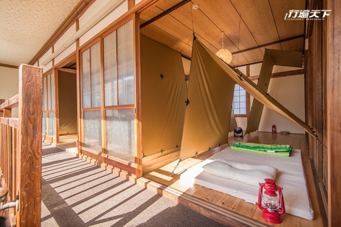 位於2樓的青年旅館住宿空間，在室內搭起了帳篷形成獨立睡床，也讓人喜歡。