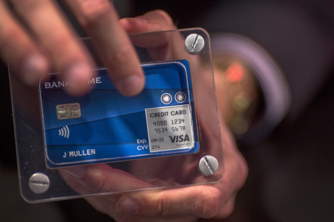 CES 2019 展出可作為複數信用卡使用的新產品 (圖：AFP)