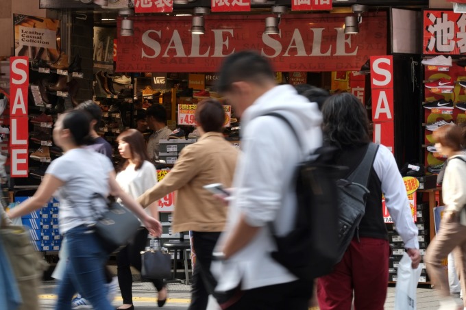 日本 10 月上路的 5% 消費回饋措施,已有 10 家業者表態參加 (圖:AFP)