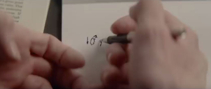 《愛的萬物論》電影中，主角霍金博士從四肢運動神經開始退化，初期無法控制手部肌肉寫字。 圖片來源│【愛的萬物論】預告 – 環球影片官方頻道