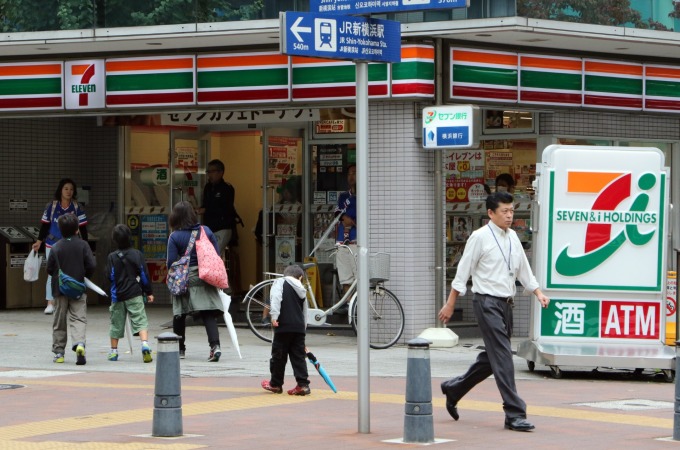 日本人手不足問題嚴重,造成許多24小時營業的便利商店營運出現困難 (圖:AFP)