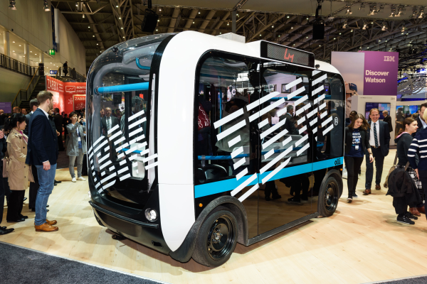 IBM攜手車廠打造自駕電動巴士「Olli」，內搭載IBM人工智慧「華生」，不僅可和乘客即時對話，還可提供個人化推薦服務，是全球第一輛採用人工智慧和乘客溝通的交通工具。