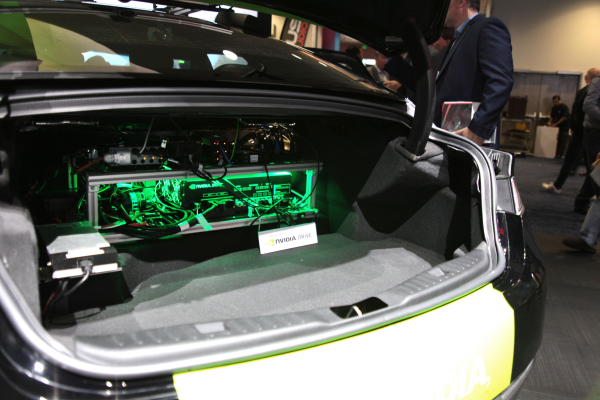 2019 CES展中，NVIDIA發表全球首款商用Level 2自動駕駛系統。圖為裝置在後車廂的NVIDIA DRIVE系統。