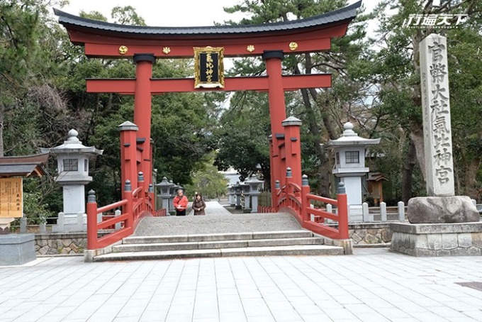 神宮入口的大鳥居與奈良縣的春日大社、廣島縣的嚴島神社並列日本三大木造大鳥居，為日本國家重要文化財產。