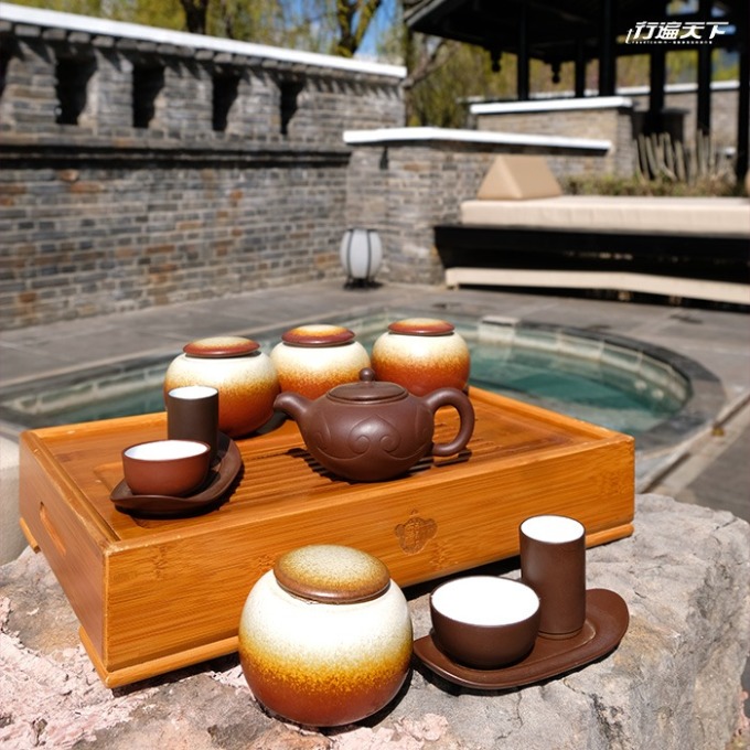 悅榕庄特有的房內專屬SPA池，以完備的茶具沏上一壺普洱茶，一切都是這麼剛剛好。
