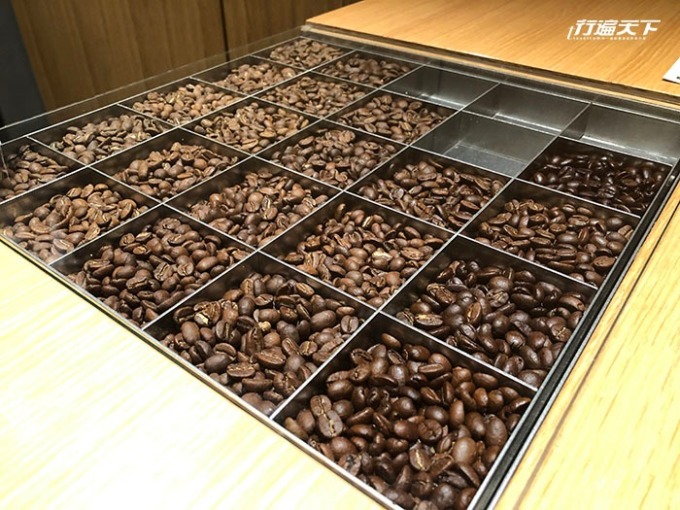 諮詢櫃檯下，陳列著今日販售的咖啡豆。