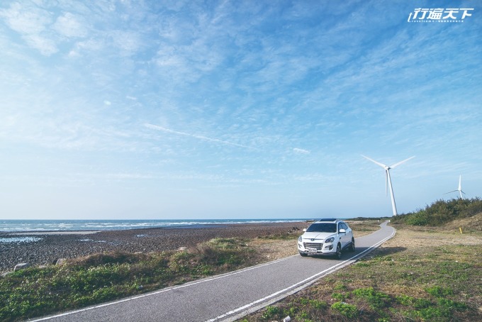 車行到苗栗後龍，沿著海岸的巨型白色風力發電機組，成為當地最吸睛的特色。