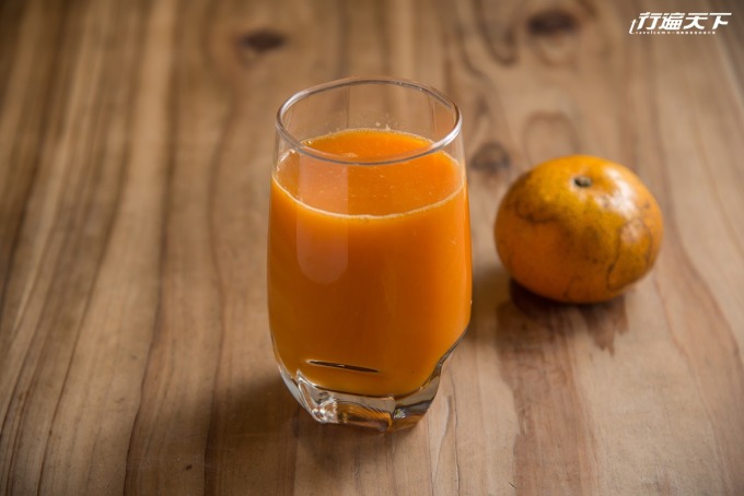 店內的另一款人氣的蜜橘吐司是以自榨的茂谷柑果汁製成。