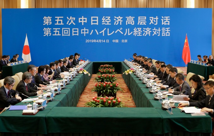 日中兩國在 14 日於中國北京舉行了「第五次日中經濟高層對話」 (圖: AFP)