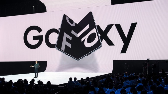 三星 Galaxy Fold 為全球首款 7.3吋 螢幕手機。(圖:AFP)