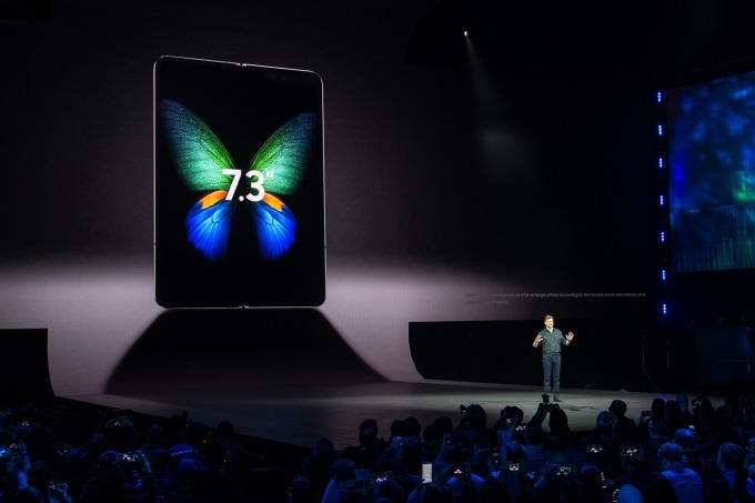 Galaxy Fold展開後具7.3吋螢幕(圖:AFP)