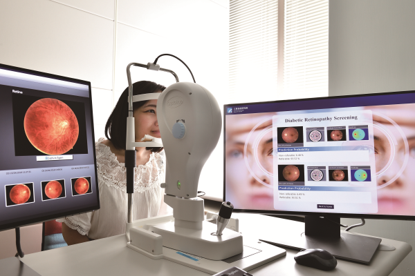 「糖尿病視網膜病變分析技術」藉由AI判讀系統可以標示出主要病徵位置，並提供病變分級資訊，有效協助第一線非眼科醫師進行精確診斷。
