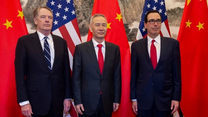 美貿易代表賴海澤 (左)、中國國務院副總理劉鶴 (中) 與美財政部長梅努欽 (右) 。(圖：AFP)