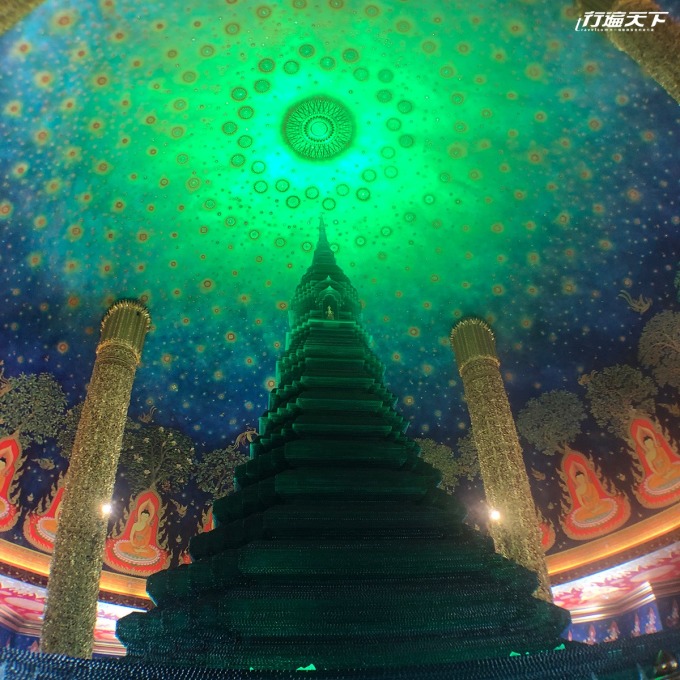 Phrarathchamongkhon Stupa塔頂如同燦爛宇宙，幾乎讓人屏息。